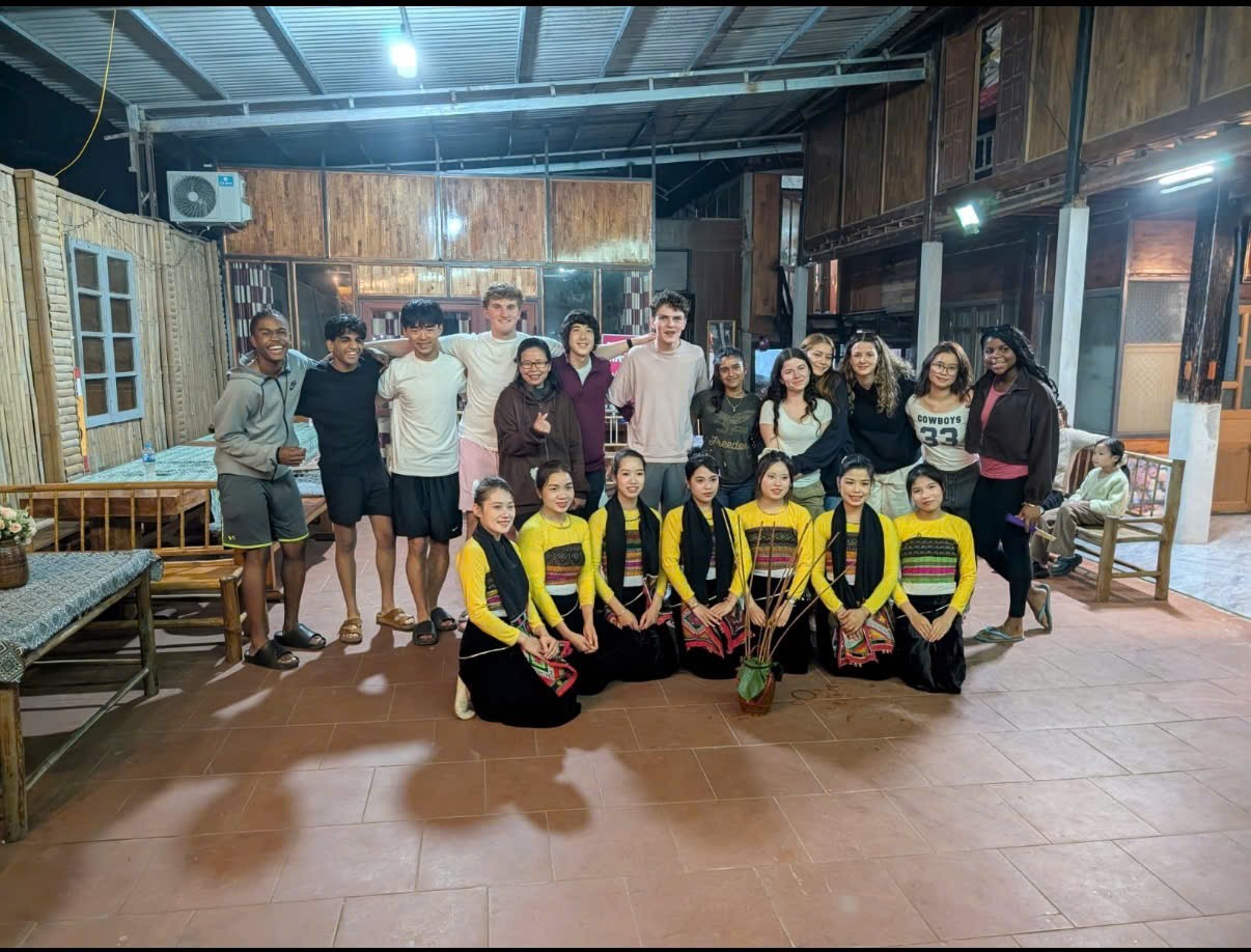 Students from George School experience local culture in Mai Chau Commune (Phu Tho Province). (Photo: Courtesy of the organizers) Students from George School experience local culture in Mai Chau Commune (Phu Tho Province). (Photo: Courtesy of the organizers)