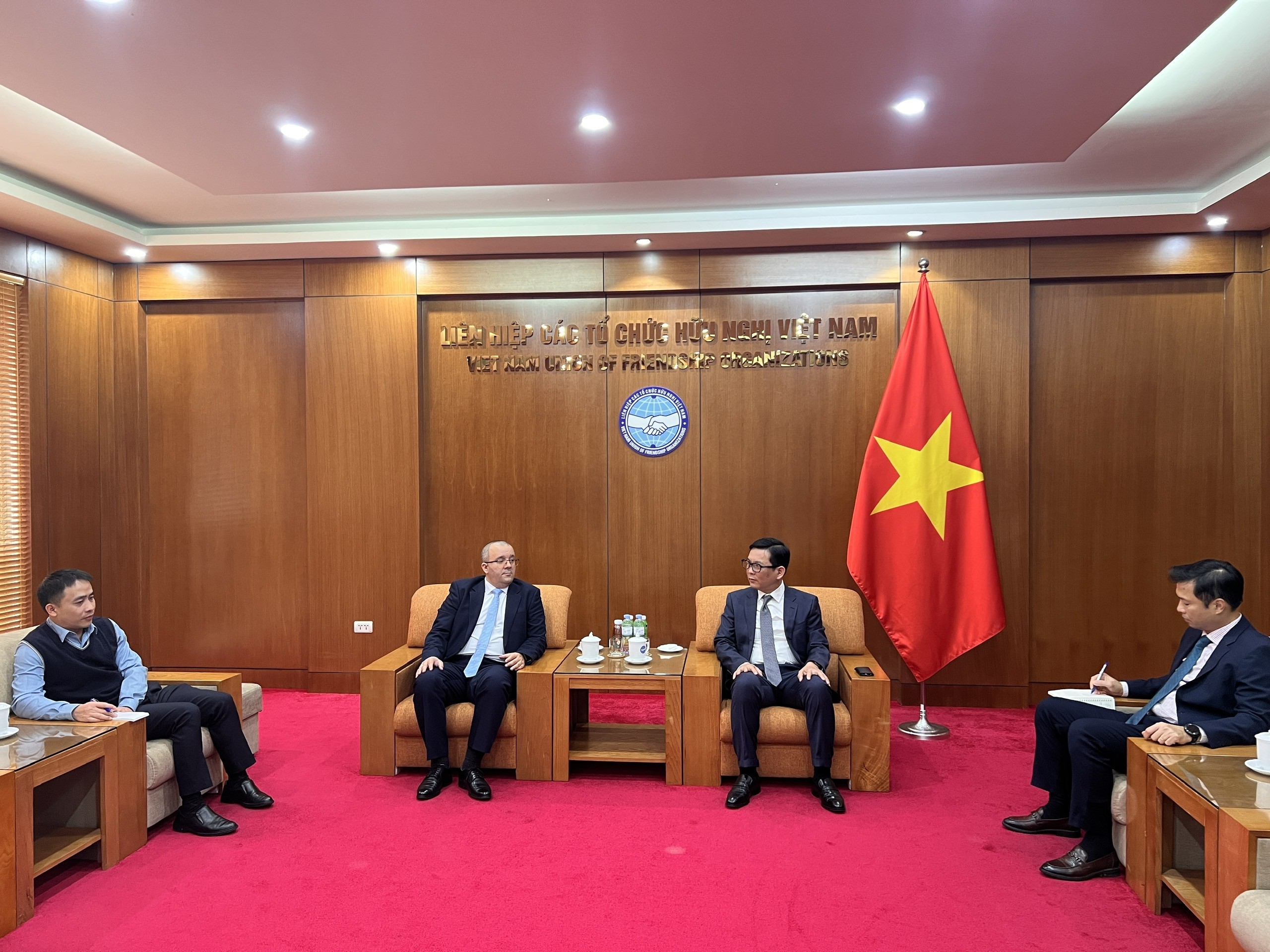 Phó Chủ tịch Liên hiệp các tổ chức hữu nghị Việt Nam Đồng Huy Cương tiếp Phó Đại sứ Cuba tại Việt Nam Joy Puentes Saldise. (Ảnh: Hương Giang) Phó Chủ tịch Liên hiệp các tổ chức hữu nghị Việt Nam Đồng Huy Cương tiếp Phó Đại sứ Cuba tại Việt Nam Joy Puentes Saldise. (Ảnh: Hương Giang)