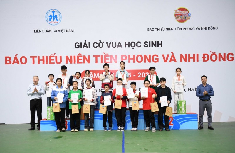 Ảnh 4A hoặc 4B: Khép lại mùa giải năm học 2025-2026, đã có 198 vận động viên được vinh danh. Đây sẽ là động lực khuyến khích các em tiếp tục phấn đấu để tiến xa hơn trong tương lai (Ảnh: TNTP&NĐ).