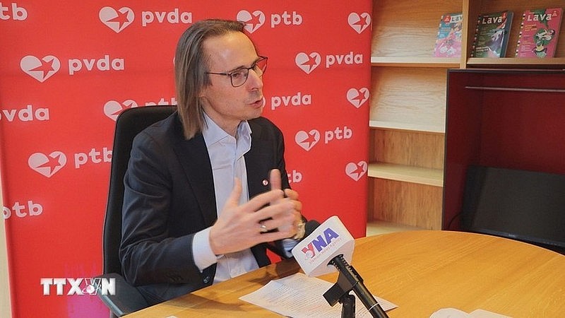 Benjamin Pestieau, Deputy General Secretary of the Workers’ Party of Belgium (PTB) speaks to Viet Nam News Agency correspondents in Brussels. (Photo: VNA) Benjamin Pestieau, Deputy General Secretary of the Workers’ Party of Belgium (PTB) speaks to Viet Nam News Agency correspondents in Brussels. (Photo: VNA)