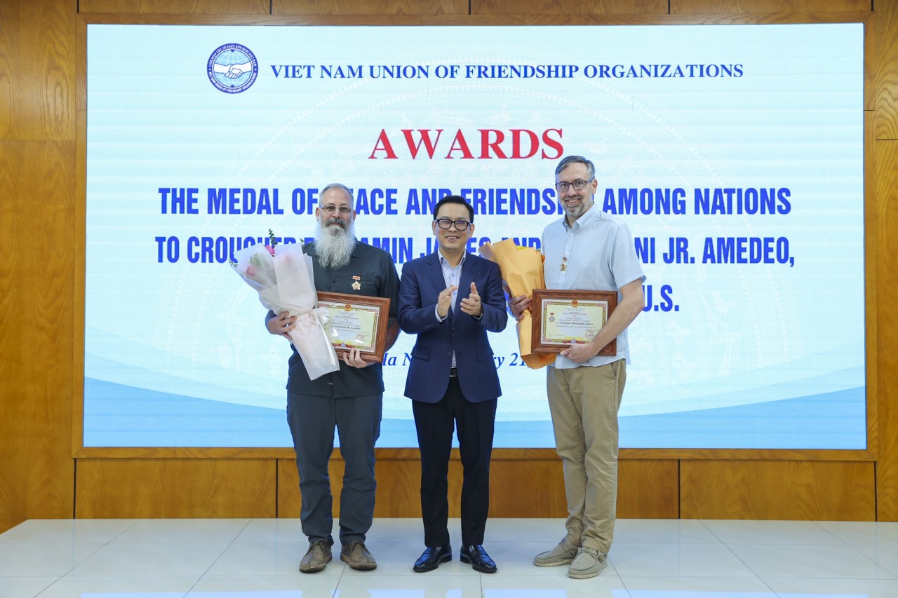 Vice President of the Vietnam Union of Friendship Organizations Dong Huy Cuong (center) presents the Medal “For Peace and Friendship Among Nations” to two teachers of George School (United States). (Photo: Dinh Hoa) Vice President of the Vietnam Union of Friendship Organizations Dong Huy Cuong (center) presents the Medal “For Peace and Friendship Among Nations” to two teachers of George School (United States). (Photo: Dinh Hoa)
