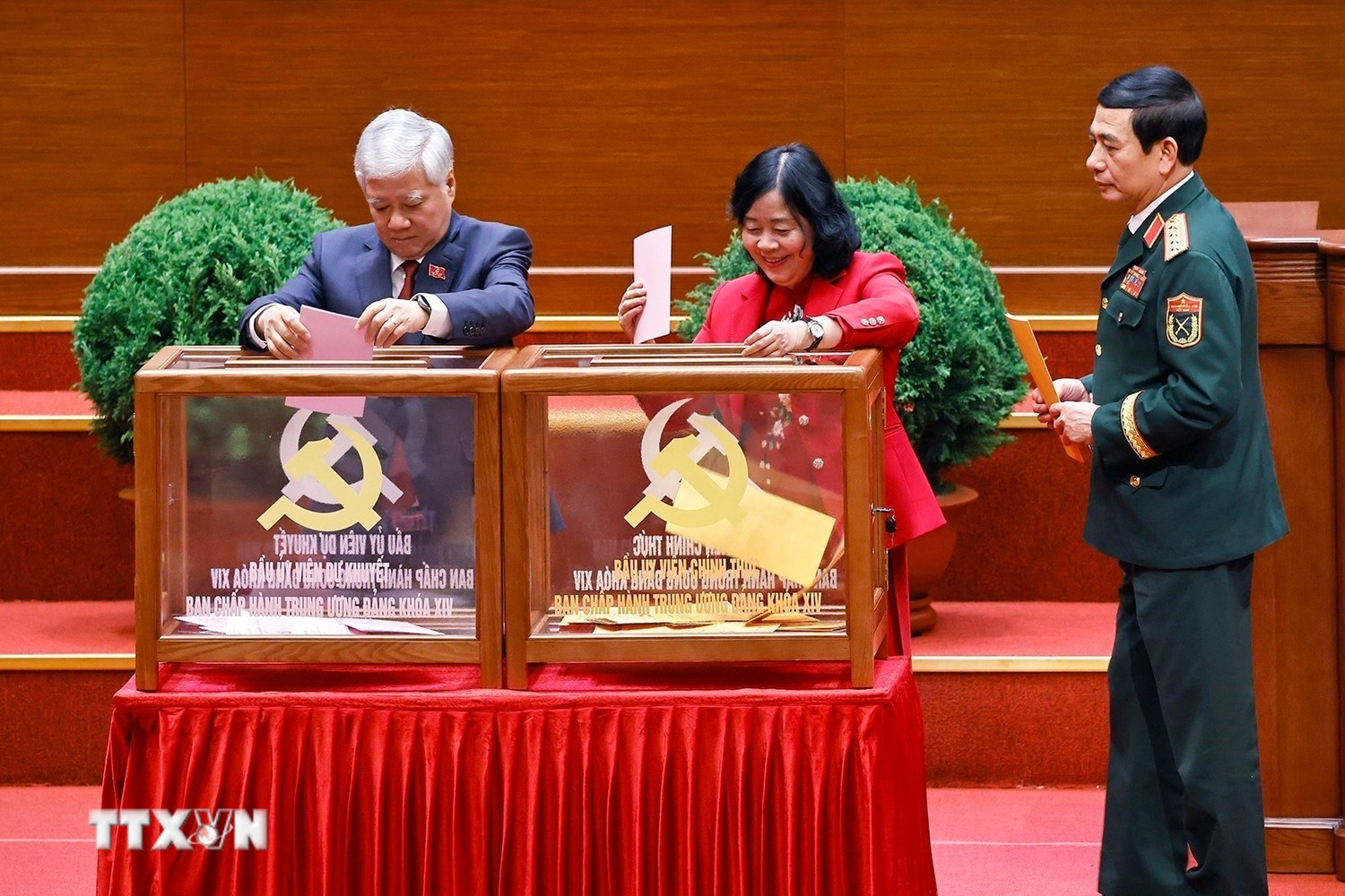 Các đại biểu bỏ phiếu bầu cử Ban Chấp hành Trung ương Đảng khóa XIV. (Ảnh: TTXVN) Các đại biểu bỏ phiếu bầu cử Ban Chấp hành Trung ương Đảng khóa XIV. (Ảnh: TTXVN)