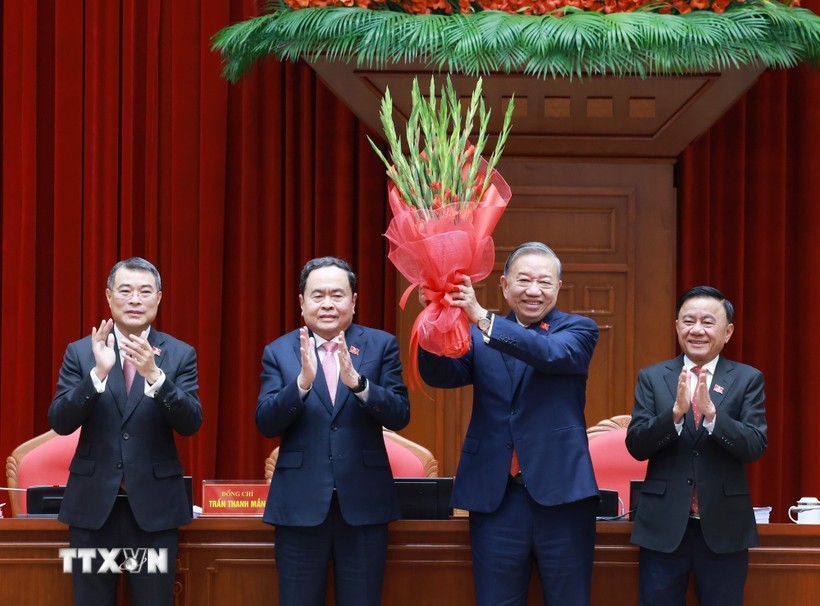 General Secretary of the 13th Party Central Committee To Lam (second, right) is re-elected as the Party chief for the 2026 – 2031 term at the first meeting of the 14th Party Central Committee on January 23 morning. (Photo: VNA) General Secretary of the 13th Party Central Committee To Lam (second, right) is re-elected as the Party chief for the 2026 – 2031 term at the first meeting of the 14th Party Central Committee on January 23 morning. (Photo: VNA)
