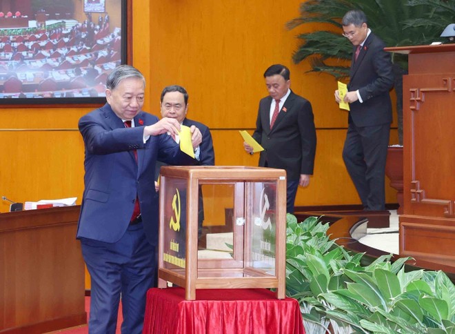 Politburo members cast their votes to elect the General Secretary of the 14th Party Central Committee. (Photo: VNA) Politburo members cast their votes to elect the General Secretary of the 14th Party Central Committee. (Photo: VNA)