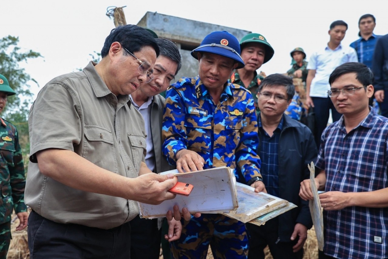 Prime Minister Pham Minh Chinh inspects the flood epicenter in Hoa Thinh commune, Dak Lak province, November 29, 2025. (Photo: VGP) Prime Minister Pham Minh Chinh inspects the flood epicenter in Hoa Thinh commune, Dak Lak province, November 29, 2025. (Photo: VGP)