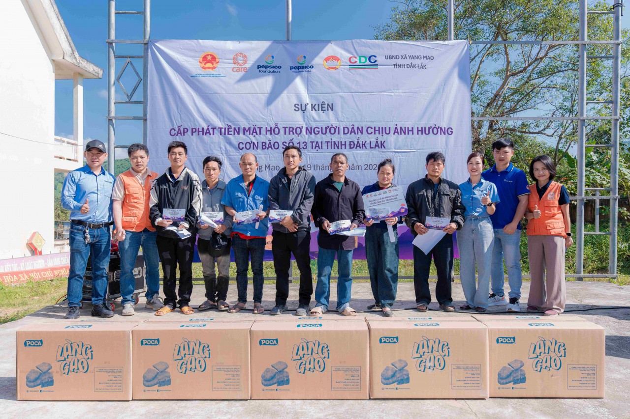 Cash assistance provided to residents of Dak Lak province. (Photo: CARE)