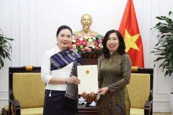 Trao Giấy chấp nhận lãnh sự cho tân Tổng Lãnh sự Lào tại Đà Nẵng