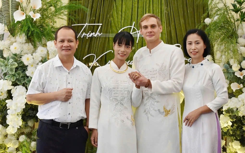 Đám cưới của Hà và Serguei tháng 10/2025 tại quê nhà cô dâu ở Hòa Bình. Ảnh: Nhân vật cung cấp Đám cưới của Hà và Serguei tháng 10/2025 tại quê nhà cô dâu ở Hòa Bình. Ảnh: Nhân vật cung cấp