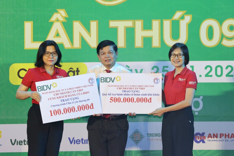 “Chia sẻ yêu thương” lần thứ 9: Gây quỹ hơn 2,4 tỷ đồng hỗ trợ bệnh nhân khó khăn “Chia sẻ yêu thương” lần thứ 9: Gây quỹ hơn 2,4 tỷ đồng hỗ trợ bệnh nhân khó khăn