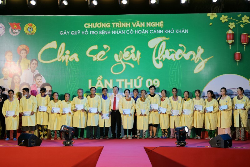“Chia sẻ yêu thương” lần thứ 9: Gây quỹ hơn 2,4 tỷ đồng hỗ trợ bệnh nhân khó khăn “Chia sẻ yêu thương” lần thứ 9: Gây quỹ hơn 2,4 tỷ đồng hỗ trợ bệnh nhân khó khăn