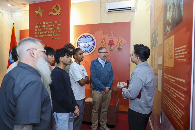Học sinh Trường THPT George (Mỹ) được giới thiệu về Nhà truyền thống của Liên hiệp. (Ảnh: Đinh Hòa) Học sinh Trường THPT George (Mỹ) được giới thiệu về Nhà truyền thống của Liên hiệp. (Ảnh: Đinh Hòa)