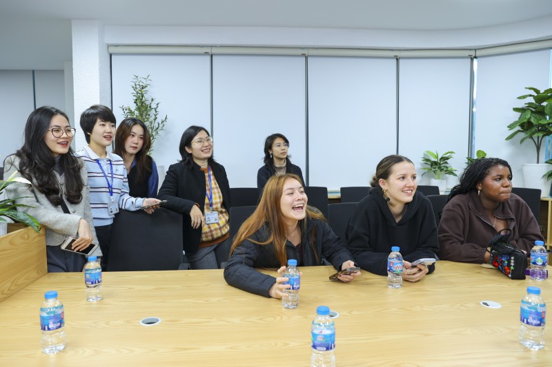 Học sinh Trường THPT George (Mỹ) giao lưu cùng đoàn viên Liên hiệp các tổ chức hữu nghị Việt Nam. (Ảnh: Đinh Hòa) Học sinh Trường THPT George (Mỹ) giao lưu cùng đoàn viên Liên hiệp các tổ chức hữu nghị Việt Nam. (Ảnh: Đinh Hòa)