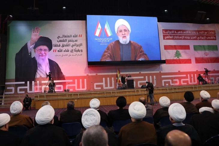 Người ủng hộ theo dõi bài phát biểu của Thủ lĩnh Hezbollah Naim Qassem trong sự kiện thể hiện đoàn kết với Iran tại Beirut, Lebanon ngày 26-1 - Ảnh: AFP