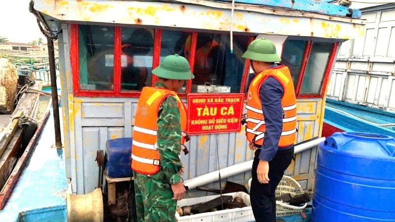 The functional forces of Quang Tri province sealed and posted notice boards on fishing vessels that are not eligible for operation. (Photo: People’s Newspaper) The functional forces of Quang Tri province sealed and posted notice boards on fishing vessels that are not eligible for operation. (Photo: People’s Newspaper)
