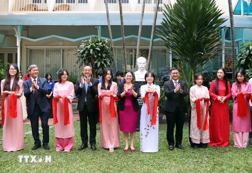 Khánh thành công trình tượng Anh hùng dân tộc Cuba Jose Marti trong khuôn viên Tổng lãnh sự quán Cuba tại Thành phố Hồ Chí Minh. (Ảnh: TTXVN)