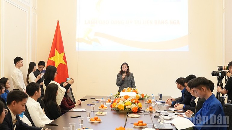 Ủy viên Ban Thường vụ Đảng ủy Việt Nam tại Liên bang Nga Ngô Thị Thu Hoài phát biểu tại Hội nghị. (Ảnh: XUÂN HƯNG)