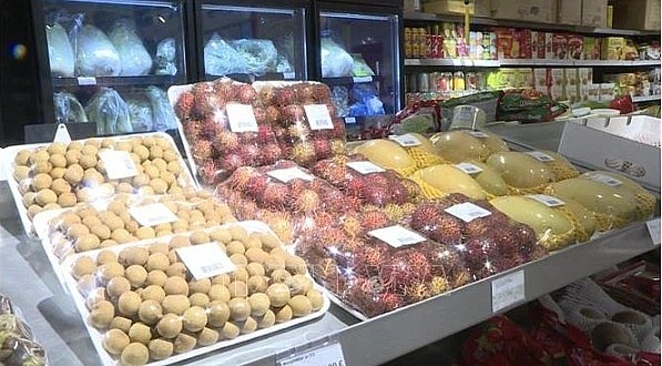Fresh Vietnamese fruit on sale at a supermarket in France (Photo: VNA)