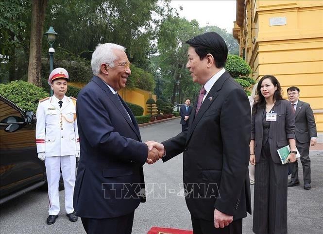 State President Luong Cuong (R) hosts an official welcome ceremony in Hanoi on January 29 morning for President of the European Council (EC) António Costa (Photo: VNA) State President Luong Cuong (R) hosts an official welcome ceremony in Hanoi on January 29 morning for President of the European Council (EC) António Costa (Photo: VNA)