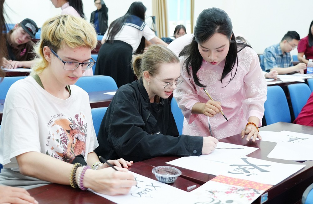 International students experience calligraphy writing during the program “Vietnamese Tet for International Students” at the University of Education (University of Da Nang). (Photo: Da Nang City Portal)