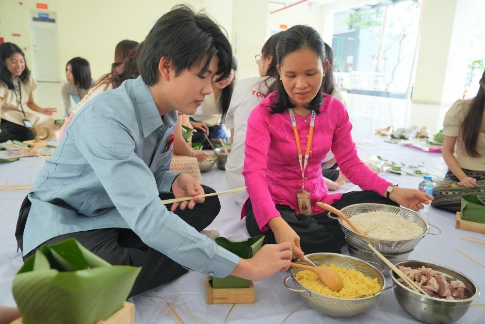 International students at Ton Duc Thang University learn how to make banh chung. (Photo: Ton Duc Thang University)