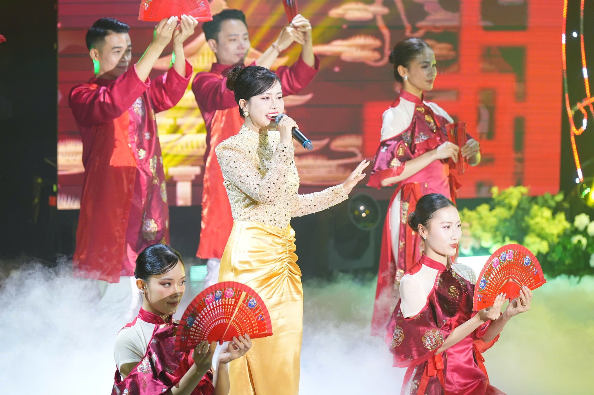 Đêm nhạc hữu nghị Việt - Trung: tăng cường tình dân hai nước Đêm nhạc hữu nghị Việt - Trung: tăng cường tình dân hai nước