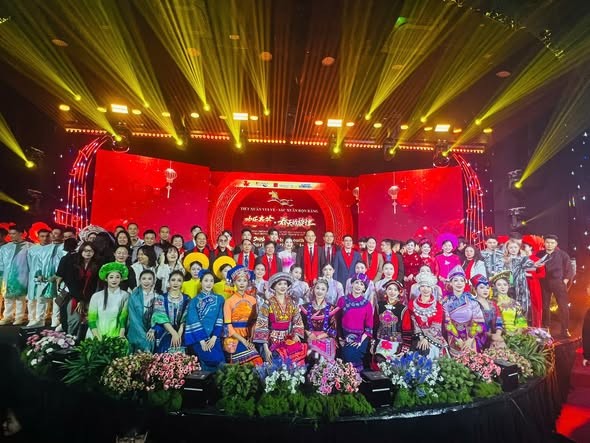 Đêm nhạc hữu nghị Việt - Trung: tăng cường tình dân hai nước Đêm nhạc hữu nghị Việt - Trung: tăng cường tình dân hai nước