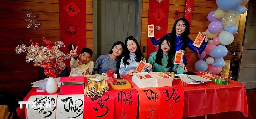 A calligraphy booth draws young Vietnamese at the gathering. (Photo: VNA) A calligraphy booth draws young Vietnamese at the gathering. (Photo: VNA)