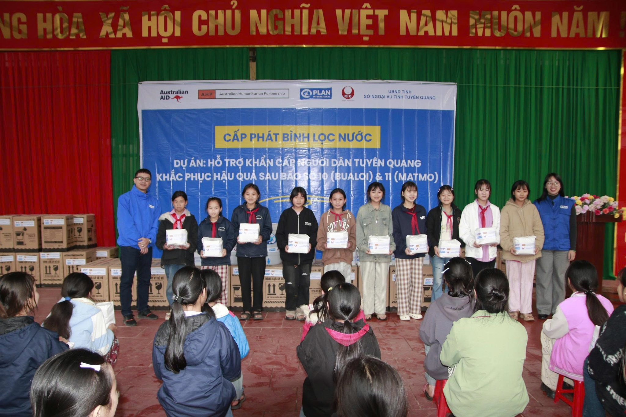 Chương trình trao tặng gói đồ dùng cá nhân dành cho phụ nữ tại xã Tân Quang. Chương trình trao tặng gói đồ dùng cá nhân dành cho phụ nữ tại xã Tân Quang.