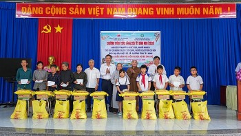 Tây Ninh trao 500 phần quà Tết cho người nghèo, người khuyết tật và trẻ em vùng biên