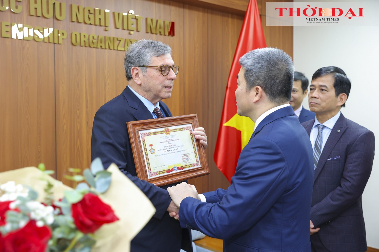 The President of the Vietnam Union of Friendship Organizations presents the Medal “For Peace and Friendship among Nations” to Ambassador Marco Farani, Ambassador of Brazil to Vietnam. (Photo: Dinh Hoa)