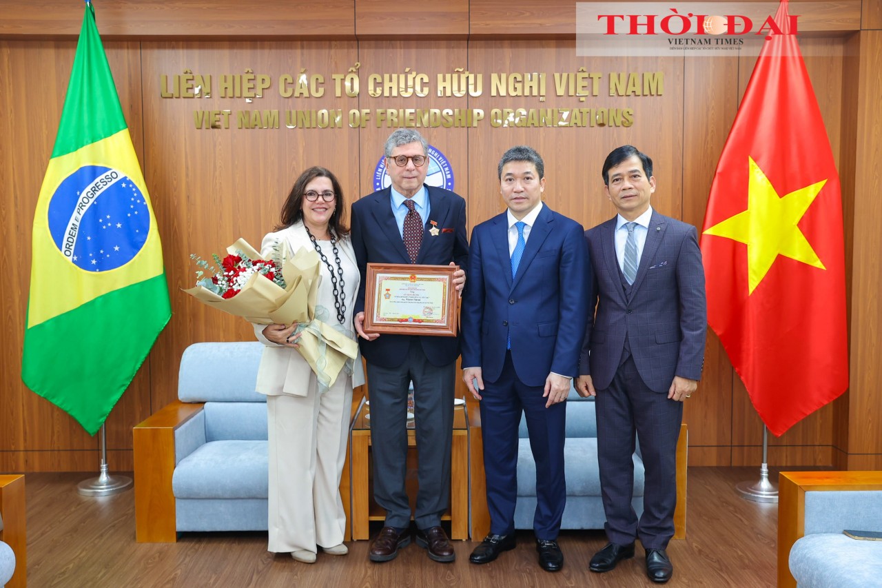 Ambassador Marco Farani and his spouse, President of the Vietnam Union of Friendship Organizations Phan Anh Son (third from the left), and Major General Hoang Kim Phung, former Director of the Vietnam Department of Peacekeeping Operations and Vice President of the Vietnam–Brazil Friendship and Cooperation Association, pose for a commemorative photo. (Photo: Dinh Hoa)