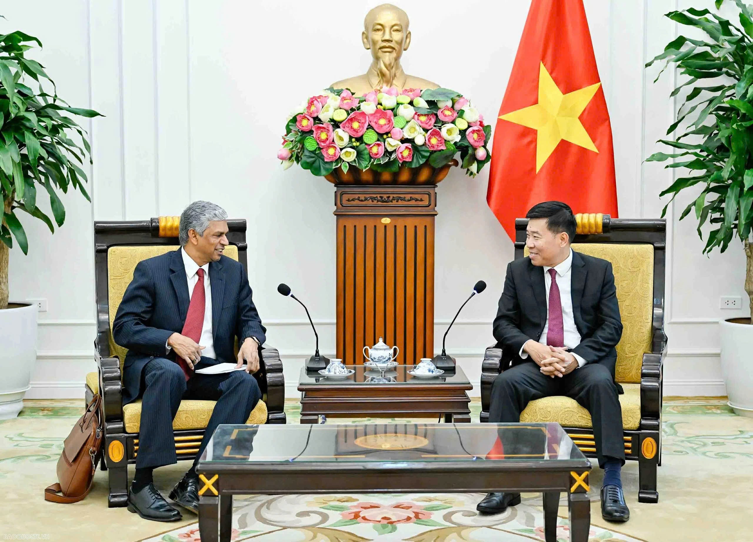 Thứ trưởng Ngoại giao Shri Kumaran chúc mừng thành công của Đại hội Đảng lần thứ XIV, đánh giá cao Đại hội đã đề ra những chủ trương, quyết sách lớn định hướng phát triển đất nước trong giai đoạn mới. (Ảnh: Nguyễn Hồng) Thứ trưởng Ngoại giao Shri Kumaran chúc mừng thành công của Đại hội Đảng lần thứ XIV, đánh giá cao Đại hội đã đề ra những chủ trương, quyết sách lớn định hướng phát triển đất nước trong giai đoạn mới. (Ảnh: Nguyễn Hồng)
