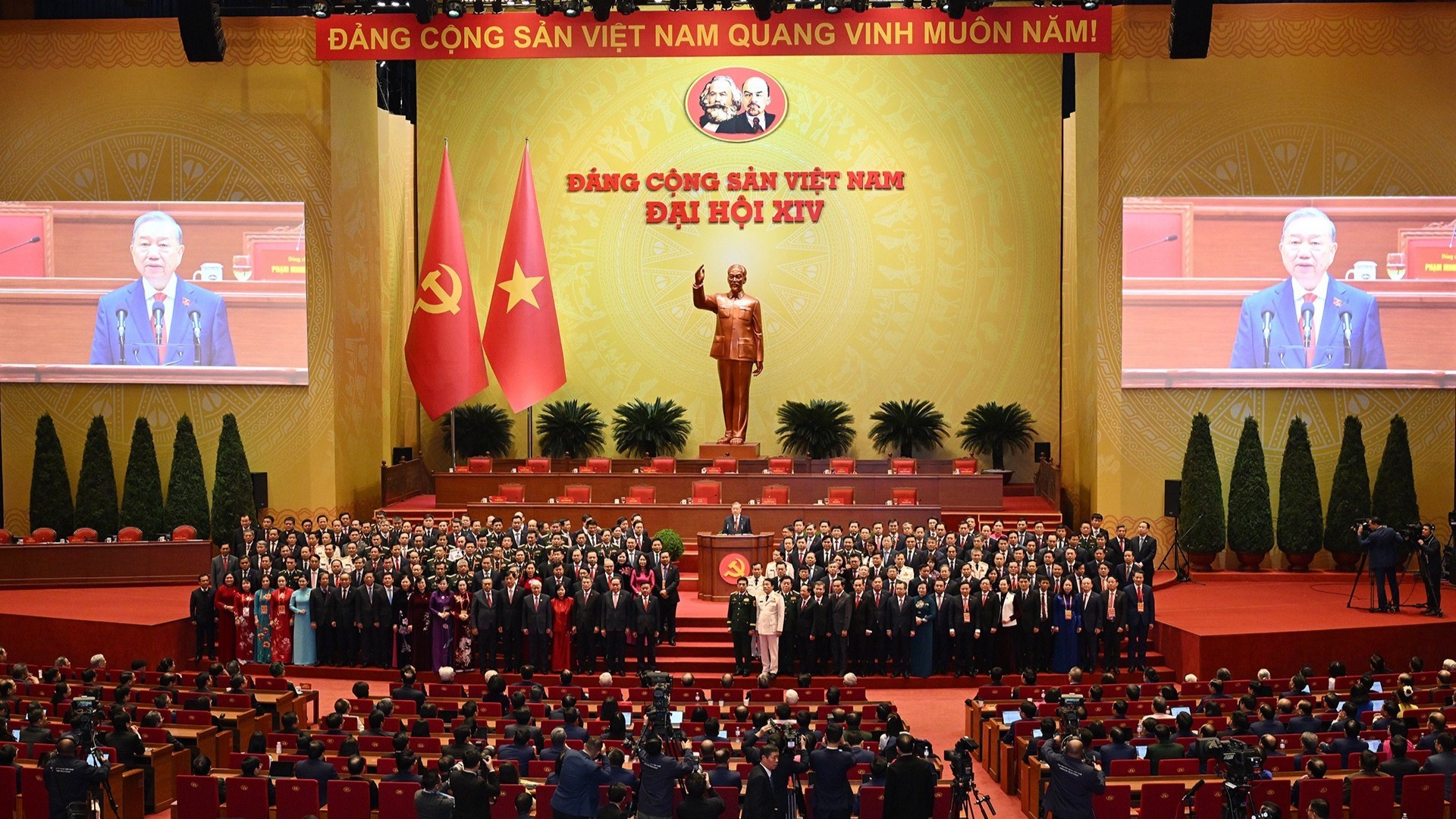 Ban Chấp hành Trung ương khóa XIV ra mắt Đại hội. (Ảnh: Báo Nhân Dân) Ban Chấp hành Trung ương khóa XIV ra mắt Đại hội. (Ảnh: Báo Nhân Dân)