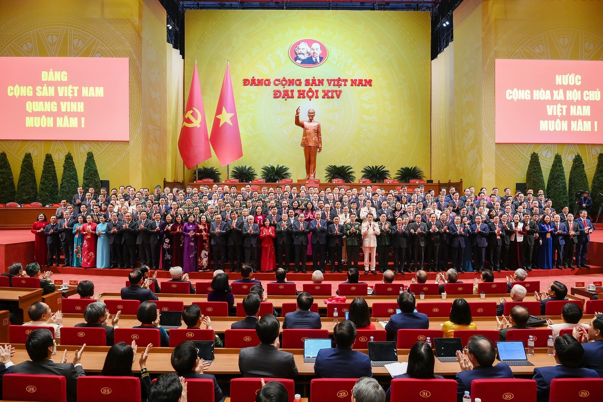 Ban Chấp hành Trung ương Đảng khóa XIV ra mắt Đại hội. Ảnh: Nhandan.