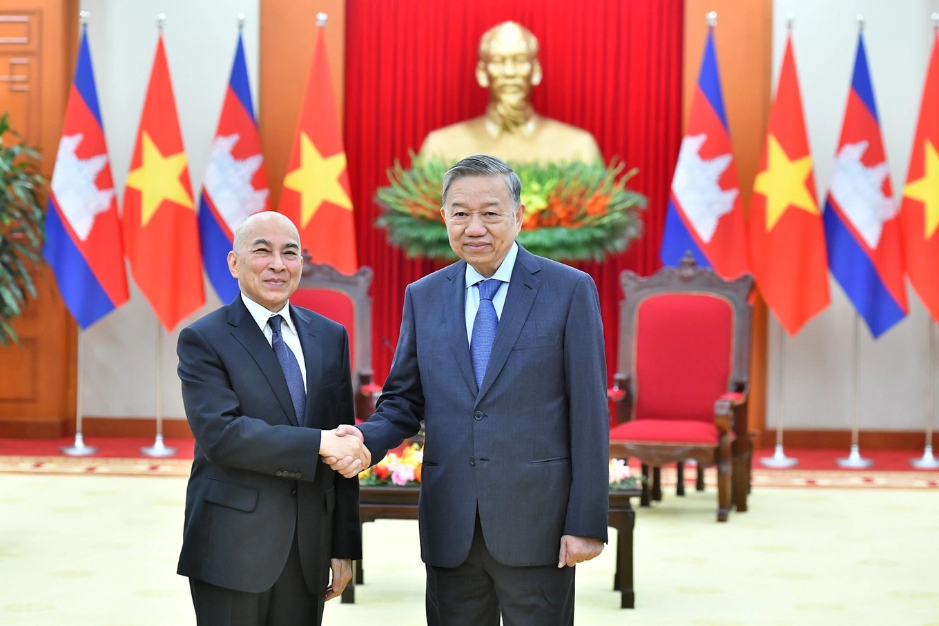 Tổng Bí thư Tô Lâm và Quốc vương Campuchia Preah Bat Samdech Preah Boromneath Norodom Sihamoni trong chuyến thăm Việt Nam hồi tháng 11/2024 (Ảnh: Báo Nhân dân).