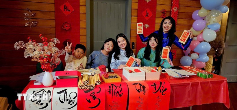 Gian xin chữ thư pháp đầu Xuân rất được các bạn trẻ gốc Việt quan tâm và yêu thích. Gian xin chữ thư pháp đầu Xuân rất được các bạn trẻ gốc Việt quan tâm và yêu thích.