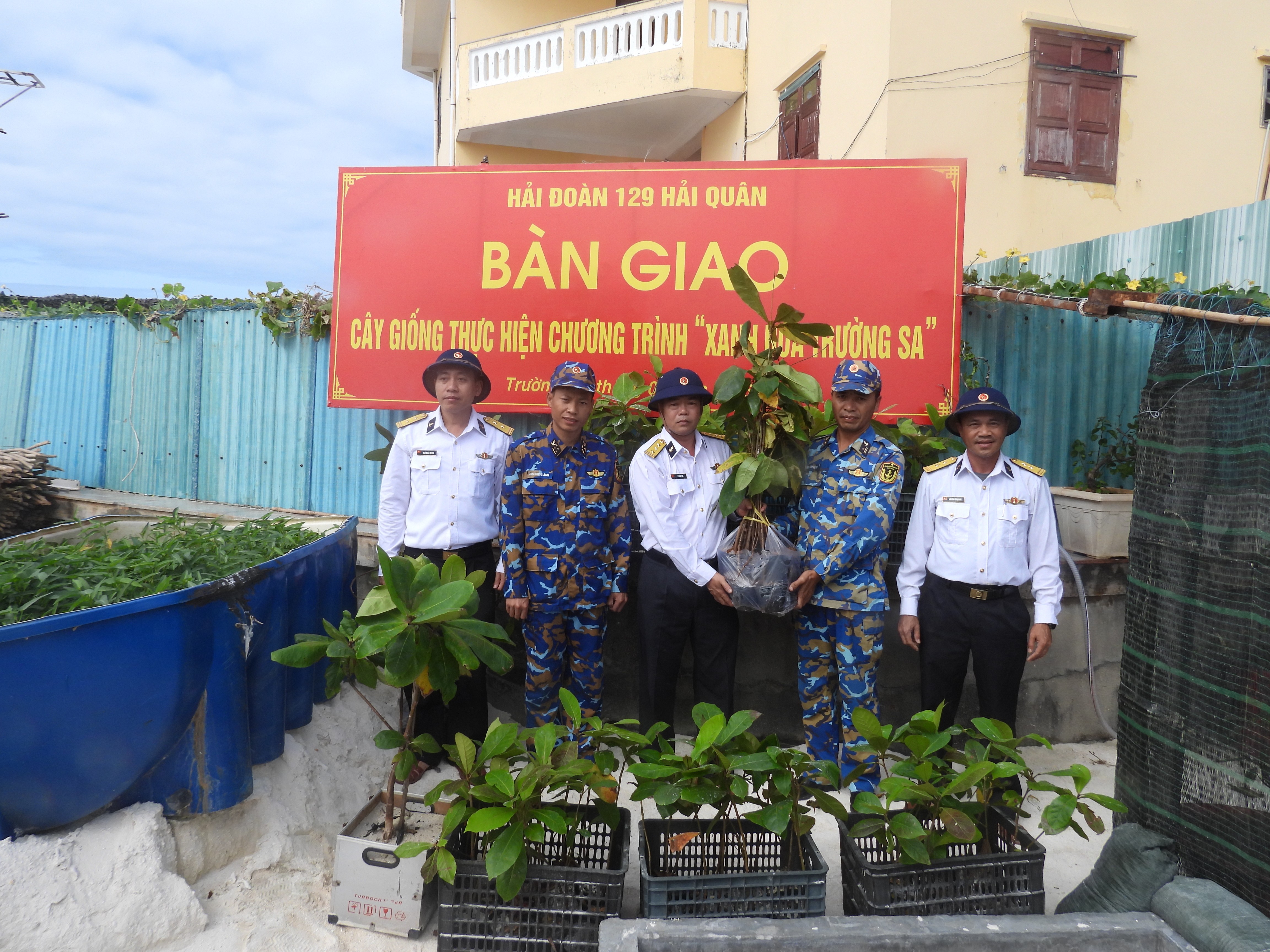 Thăm, động viên, chúc tết và tặng quà quân, dân ở đặc khu Trường Sa