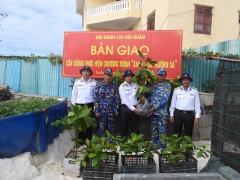 Thăm, động viên, chúc tết và tặng quà quân, dân ở đặc khu Trường Sa
