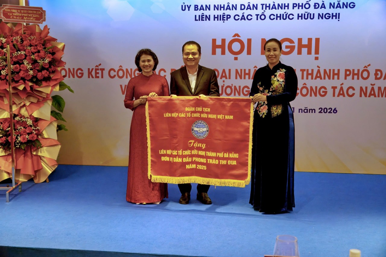 The Presidium of the Vietnam Union of Friendship Organizations awarded the Emulation Flag titled “Leading Unit of the Emulation Movement in 2025” to the Da Nang Union of Friendship Organizations. (Photo: Da Nang Union of Friendship Organizations)