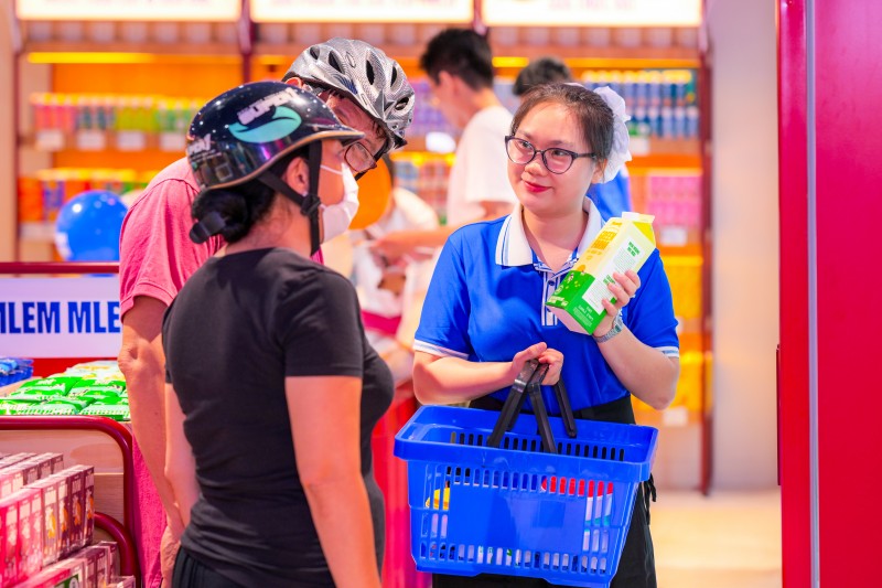 Hình 1 (Báo chọn 1 trong các hình): “Ông lớn” ngành sữa Việt Nam giữ vững thị trường nội địa, đạt doanh thu cao nhất lịch sử. Ảnh: Vi Nam Hình 1 (Báo chọn 1 trong các hình): “Ông lớn” ngành sữa Việt Nam giữ vững thị trường nội địa, đạt doanh thu cao nhất lịch sử. Ảnh: Vi Nam