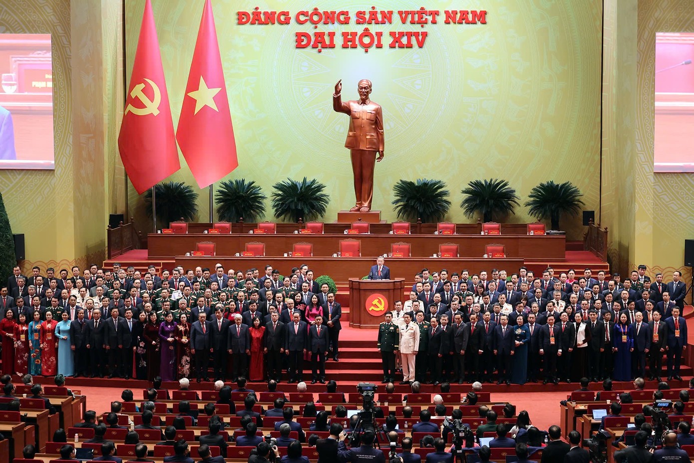 Các Ủy viên Ban chấp hành Trung ương Đảng khóa XIV ra mắt tại Đại hội - Ảnh: VGP Các Ủy viên Ban chấp hành Trung ương Đảng khóa XIV ra mắt tại Đại hội - Ảnh: VGP