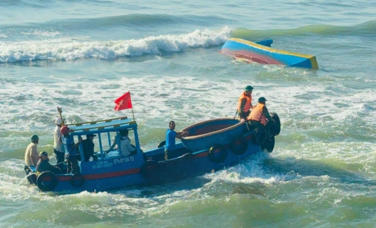 Tàu cá bị sóng đánh chìm tại cửa biển La Gi, 15 thuyền viên được cứu an toàn