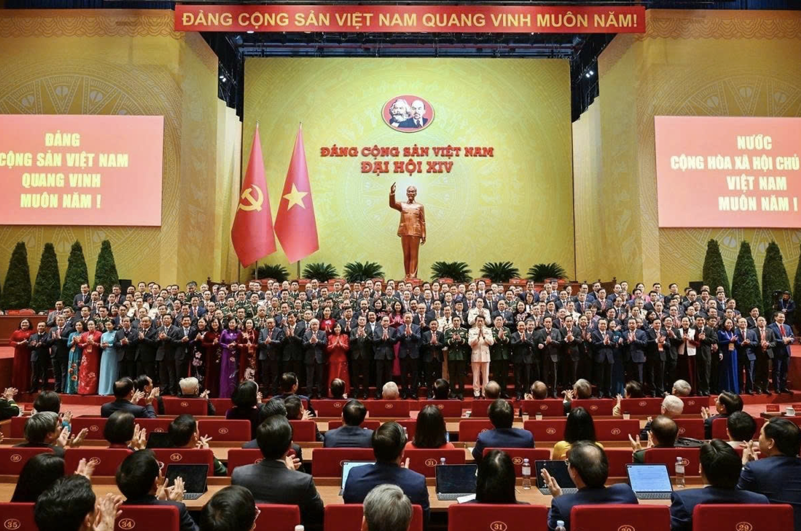 Ban Chấp hành Trung ương Đảng khóa XIV ra mắt Đại hội. (Ảnh: VGP)