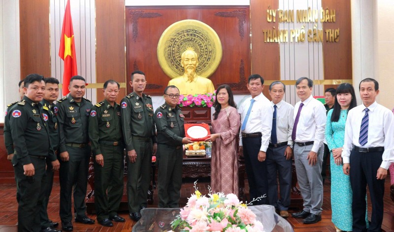 Đoàn Cục Phát triển, Bộ Quốc phòng Campuchia chúc Tết Nguyên đán lãnh đạo TP Cần Thơ Đoàn Cục Phát triển, Bộ Quốc phòng Campuchia chúc Tết Nguyên đán lãnh đạo TP Cần Thơ