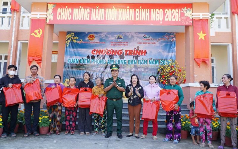 Chăm lo Tết cho các hộ dân có hoàn cảnh khó khăn khu vực biên giới Giang Thành
