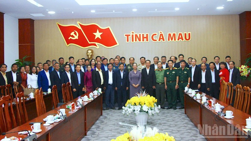 Đoàn công tác tỉnh Koh Kong (Vương quốc Campuchia) chụp ảnh lưu niệm nhân dịp đến thăm tỉnh Cà Mau. (Ảnh: Báo Nhân dân). Đoàn công tác tỉnh Koh Kong (Vương quốc Campuchia) chụp ảnh lưu niệm nhân dịp đến thăm tỉnh Cà Mau. (Ảnh: Báo Nhân dân).