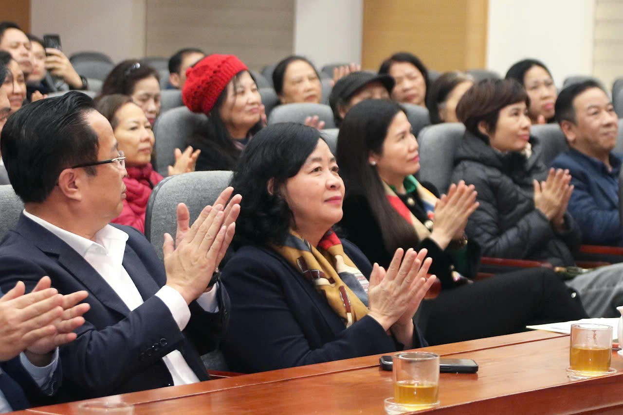 Chủ tịch Bùi Thị Minh Hoài dự Hội nghị lấy ý kiến cử tri nơi cư trú đối với người ứng cử đại biểu Quốc hội Chủ tịch Bùi Thị Minh Hoài dự Hội nghị lấy ý kiến cử tri nơi cư trú đối với người ứng cử đại biểu Quốc hội