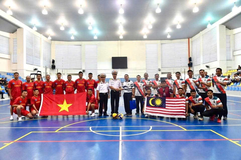 Tàu 17 giao lưu hữu nghị với sĩ quan, thủy thủ Malaysia Tàu 17 giao lưu hữu nghị với sĩ quan, thủy thủ Malaysia