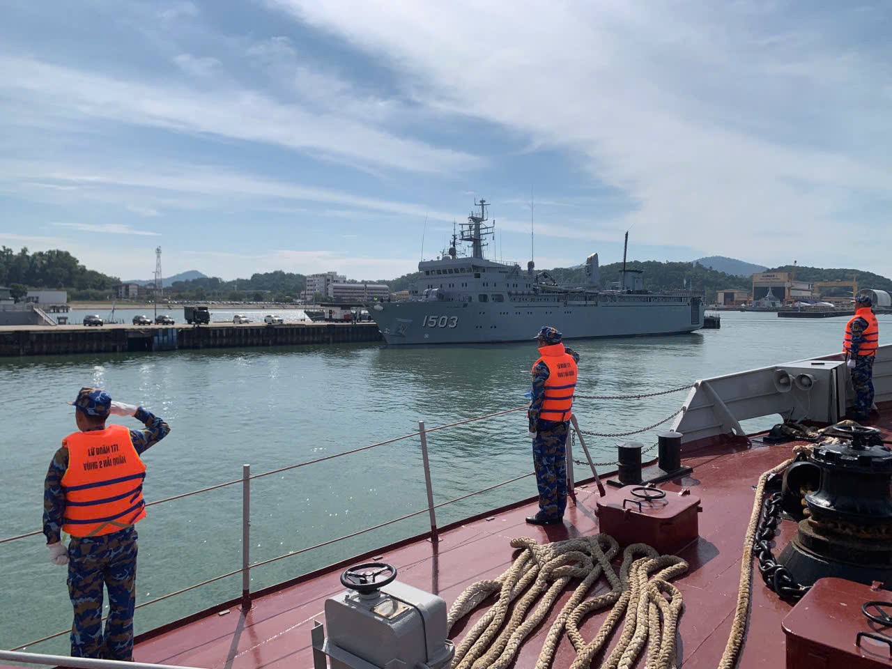 Tàu 17 giao lưu hữu nghị với sĩ quan, thủy thủ Malaysia Tàu 17 giao lưu hữu nghị với sĩ quan, thủy thủ Malaysia