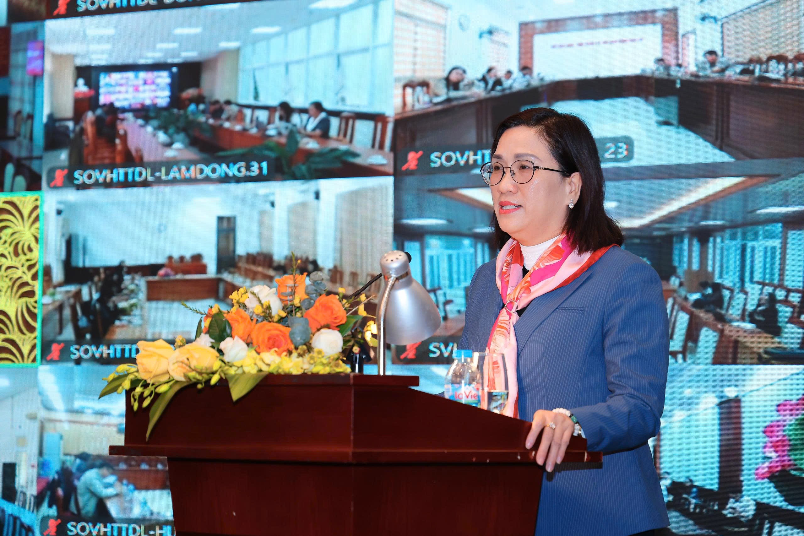Phó Trưởng Ban Tuyên giáo và Dân Vận Trung ương Đinh Thị Mai trình bày nội dung tập huấn Phó Trưởng Ban Tuyên giáo và Dân Vận Trung ương Đinh Thị Mai trình bày nội dung tập huấn